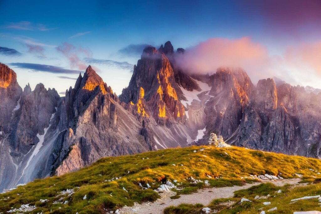 picos y praderas en Los Dolomitas en Italia